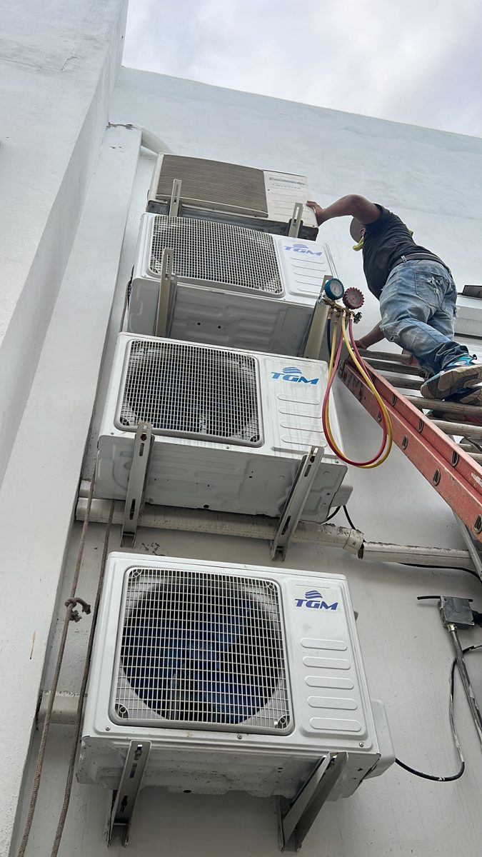 Instalación de mini-splits en altura sobre escalera
